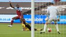 Michail Antonio z West Hamu dává gól do sítě Watfordu