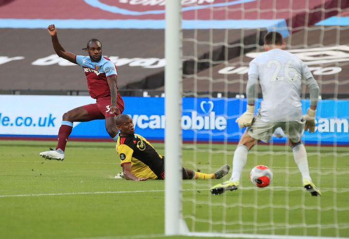 Michail Antonio z West Hamu dává gól do sítě Watfordu