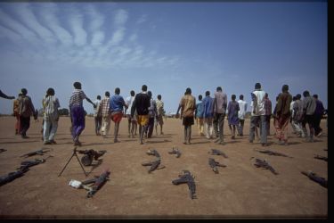 Súdánští chlepci opouštějí své zbraně