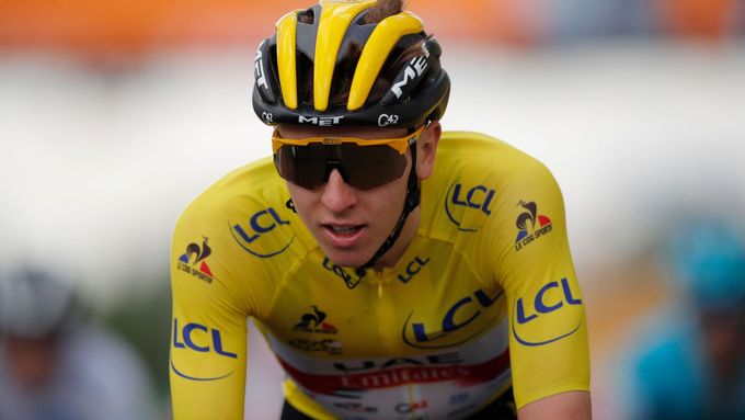 Tadej Pogacar ve žlutém trikotu na Tour de France 2021