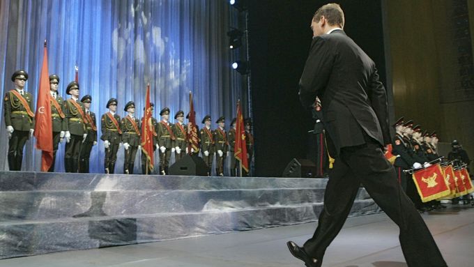 Kupředu pravá! Dmitrij Medveděv neochvějně kráčí k vítězství ve volbách