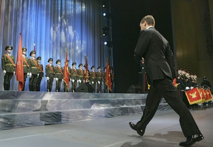 Dmitrij Medveděv míří na pódium při slavnostním ceremoniálu v Petrohradu