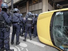 V Lyonu převraceli demonstrující středoškolští studenti automobily