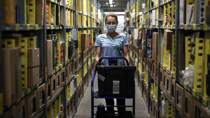 Pevný řád, robotické pohyby a motivační cedule. Jak vypadá práce ve skladě Amazonu; Zdroj foto: Jakub Plíhal