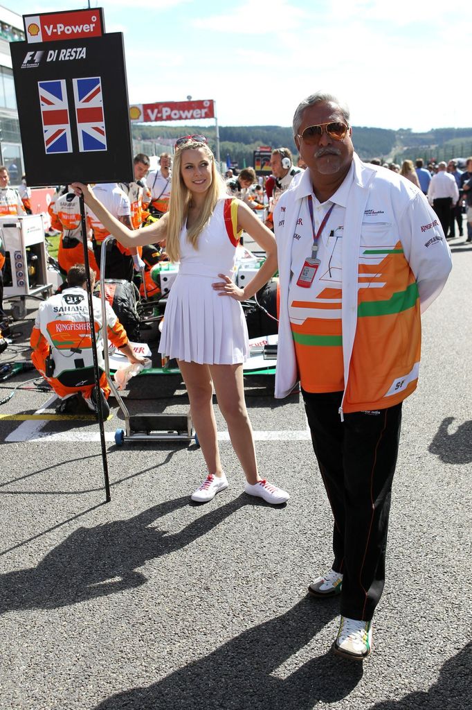 Vijay Mallya se vždycky rád nechá vyfotit s pohlednou dívkou.