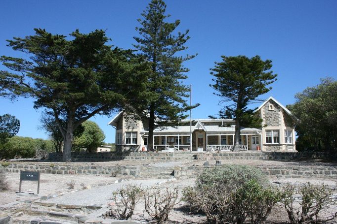 Škola na Robben Islandu. V současné době ji navštěvuje 16 žáků, o něž se starají dva učitelé. Jeden z nich je zároveň ředitelem.