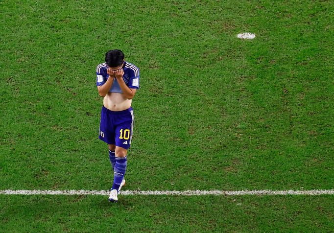 Smutný Takumi Minamino po porážce v osmifinále MS 2022 Japonsko - Chorvatsko