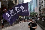 Čínský parlament vidí tento krok jako nezbytný kvůli rostoucím snahám o nezávislost města, které podle něj ohrožují národní bezpečnost. "Věřím, že zákon přesně určí hranice, které zajistí, aby několik lidí nevyužívalo Hongkong jako základnu k nezávislosti," řekl deníku South China Morning Post hongkongský politik Tam Yiu-chung, který je nakloněný Pekingu a sedí v čínském parlamentu.