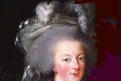 Perly z krku popravené Marie Antoinetty jdou do aukce