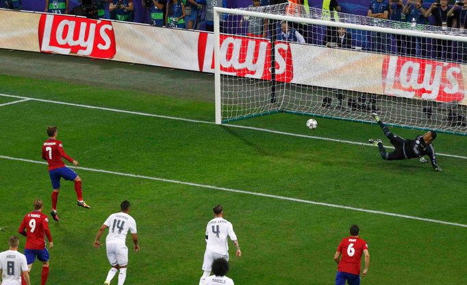 Atletico Madrid's Antoine Griezmann misses a penalty