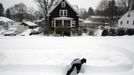 Mary Leahy shovels out her sidewalk during a blizzard in Medford, Massachusetts February 9, 2013. REUTERS/Jessica Rinaldi (UNITED STATES - Tags: ENVIRONMENT TPX IMAGES OF THE DAY) Published: Úno. 9, 2013, 9:59 odp.