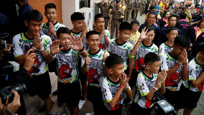 Thajští chlapci, kteří s fotbalovým trenérem, uvázli v zatopené jeskyni poprvé mluvili na tiskové konferenci se zástupci médií.