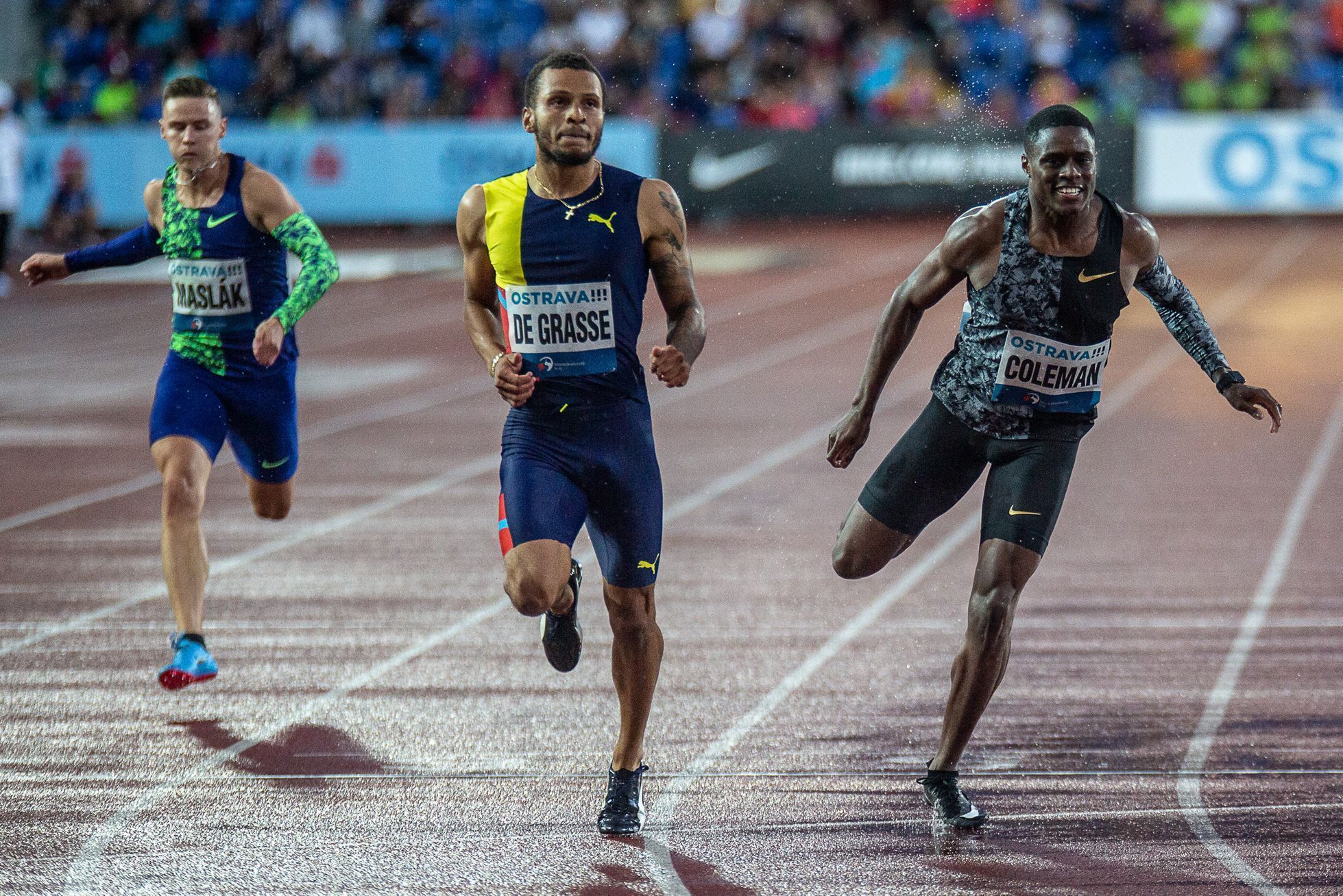 Zlatá tretra 2019, závod na 200 metrů: Zleva Pavel Maslák, Andre De Grasse (Kanada) a Christian Coleman (USA)