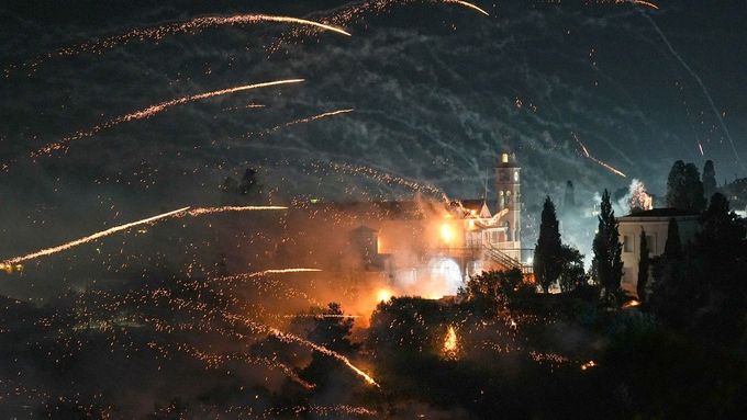 V noci před velikonoční nedělí, během půlnoční mše, vypouštějí účastníci tisíce raket směrem k věži protějšího kostela.