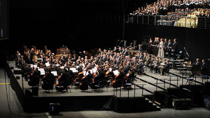 Christoph Eschenbach roku 2011 dirigoval Mahlerovu Osmou symfonii v pražské O2 areně. Foto: Ivan Malý
