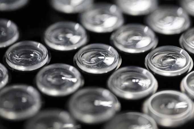 Low-cost acrylic lenses, also called intraocular lenses, are pictured while being produced at the Tilganga Eye Center's laboratory in Kathmandu April 26, 2012. The lenses are produced at the centre's laboratory by workers wearing bio-safe masks, helping bring the cost down to $4 per lens from more than $100 a piece. The centre produces about 350,000 lenses annually and sells them to other nations. Picture taken April 26, 2012. REUTERS/Navesh Chitrakar (NEPAL - Tags: HEALTH SOCIETY POVERTY) Published: Kvě. 2, 2012, 4:49 dop.