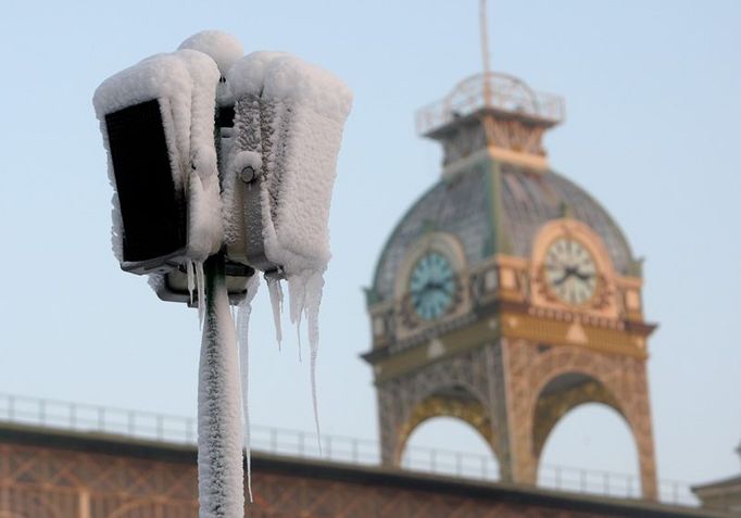 Takovou zimu Praha letos ještě neviděla. Lidé se chodili vyfotit na okraj Stromovky se sněhem.