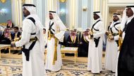 Donald Trump dal jasně najevo, že Amerika pod jeho vládou je otevřená podnikání a že nebude klást příliš mnoho otázek o původu peněz. V úterý, kdy zahájil novou éru ultrarealistické zahraniční politiky, staronový šéf Bílého domu řekl. „Věřím, že Božím úkolem je soudit, mým úkolem je bránit Ameriku a prosazovat základní zájmy stability, prosperity a míru.“ Na snímku tradiční saúdští podavači kávy se chystají obsloužit hosty během uvítacího ceremoniálu uspořádaného pro prezidenta Donalda Trumpa v Královském paláci v Rijádu.