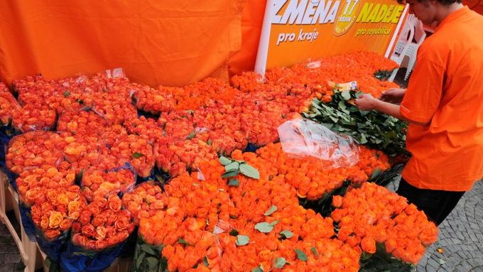 Oranžová je barva naše. Stovky růží pro Brňany přivezli sociální demokraté na oficiální zahájení předvolební kampaně