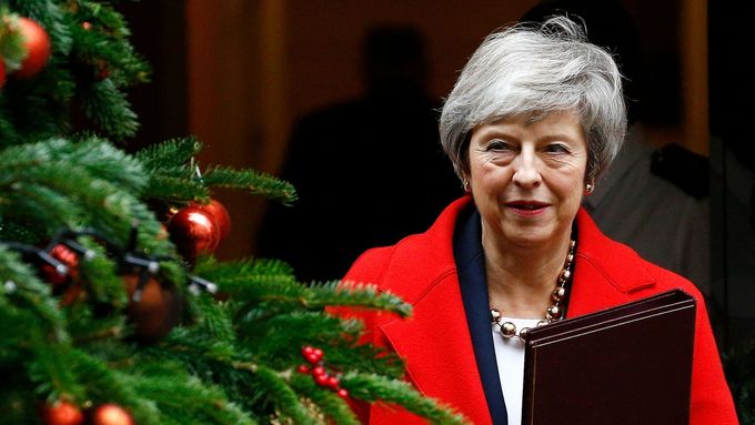 Theresa Mayová odchází z úřadu na Downing Street 10, snímek ze 4. prosince 2018.