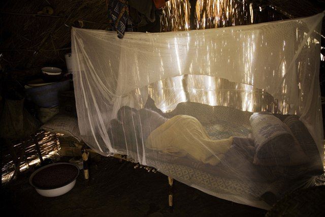 Malárie - spící žena ve vystěhovaleckém táboře
