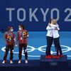 Střírné Švýcarky, Barbora Krejčíková a Kateřina Siniaková se zlatou medailí ve čtyřhře na OH 2020 a bronzové Brazilky