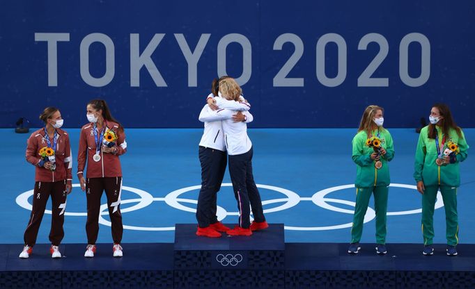 Střírné Švýcarky, Barbora Krejčíková a Kateřina Siniaková se zlatou medailí ve čtyřhře na OH 2020 a bronzové Brazilky