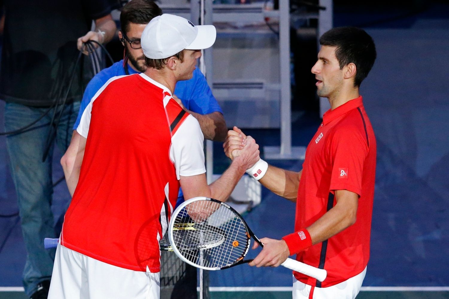 Srbský tenista Novak Djokovič v utkání s Američanem Samem Querreym v pařížském turnaji Masters 2012.