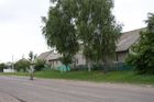 Domky v Sokolovu podél silnice, která prochází vesnicí. Hlavní ulice nese název Otakara Jaroše.
