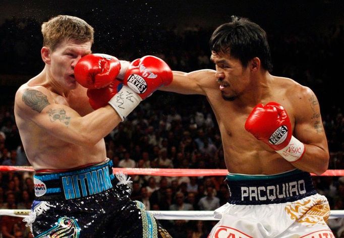 Manny Pacquiao vysílá jeden z mnoha tvrdých úderů, jimiž v sobotu večer v Las Vegas zasypal obhájce titulu mistra světa v lehké velterové váze organizace IBO Rickyho Hattona. Těsně před koncem druhého kola dravý Filipínec britského šampiona knokautoval.