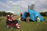 Metropole je dobré místo k životu pro lidi s handicapem. Jeden problém je však zásadní. Nemají kde bydlet. Proto si v parku demonstrativně postavili stany.