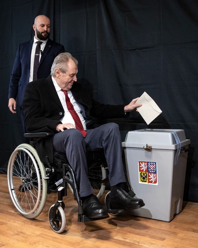 Prezident republiky Miloš Zeman odevzdává svůj volební hlas během 2. kola prezidentských voleb. Lány, 27. 1. 2023.