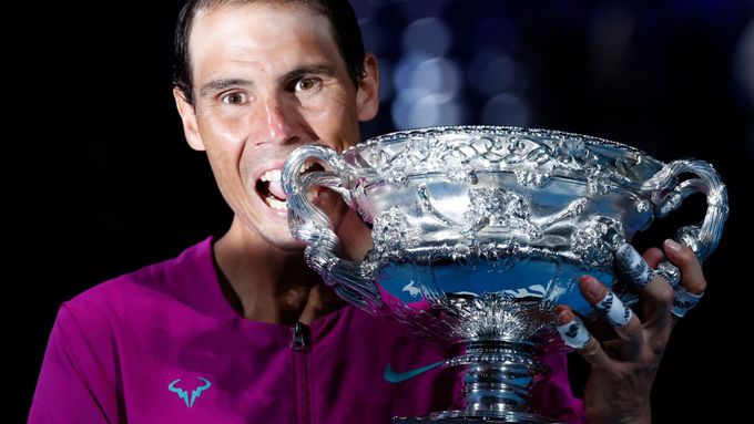 Rafael Nadal s trofejí pro vítěze letošního Australian Open.