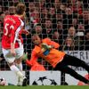 Arsenal: Bendtner střílí třetí gól Portu