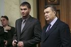 Rodinu a okolí Janukovyče obchází smrt. Syn se utopil v autě