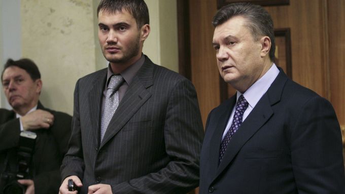 Exprezident Viktor Janukovyč (vpravo) a jeho mladší syn Viktor na archivním snímku.