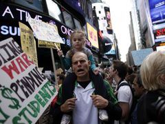 Kapitalistický systém se vymkl kontrole, a cinkání klíči to nespraví. (Demonstrace na Times Square, říjen 2011.)