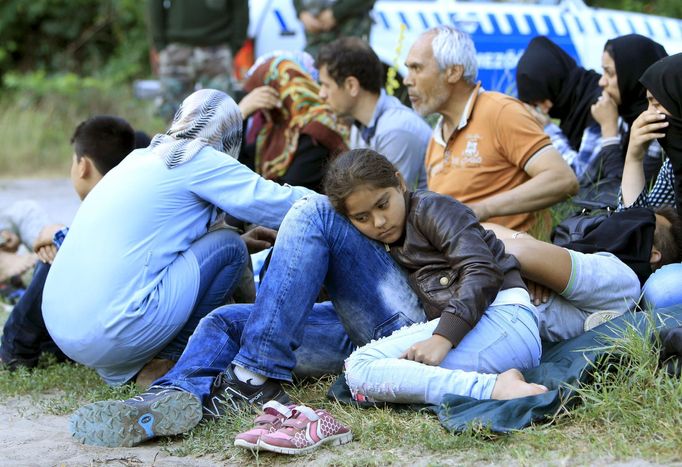 Afghánští uprchlíci jsou zadrženi maďarskou policií krátce po přechodu hranice se Srbskem.