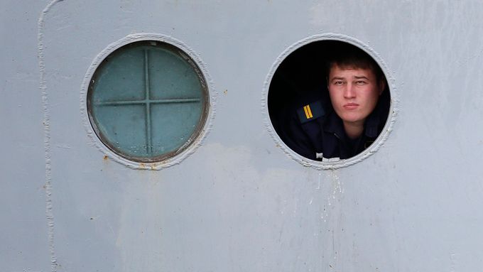 Foto: Potupné loučení. Ruská marína se vrací bez mistralu