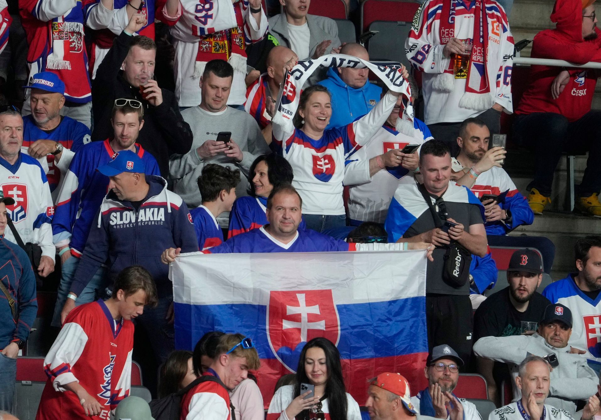 Slováci fandí českému týmu v zápase Česko - Kazachstán na MS 2023