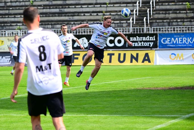 Časy, kdy v pražské Slavii nastupoval krátce i jako útočník, připomněl Radek Bejbl, který se proslavil především jako defenzivní záložník a hrál i za Atlético Madrid.