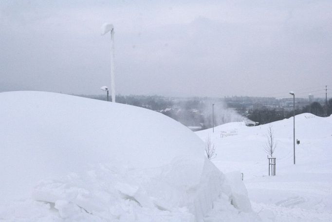 Sníh začal ve Vesci vítězit. Zcela překryl i bahno, které zhatilo úvodní závody sezóny - Světový pohár v kombinaci. V pozadí se vystupuje panorama Liberce.