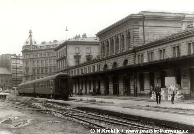 První červencový den roku 1972 vyjel z Denisova nádraží na pražském Těšnově poslední vlak. O třináct let později proměnili pyrotechnici budovu na suť.