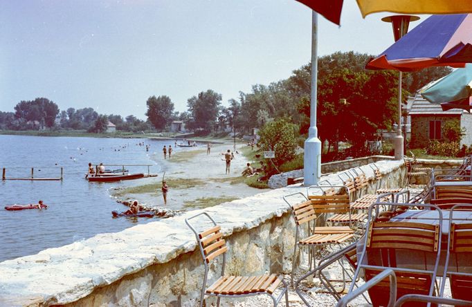 Pohled na rekreační resort u slaného jezera Szelid v Maďarsku. Rok 1966