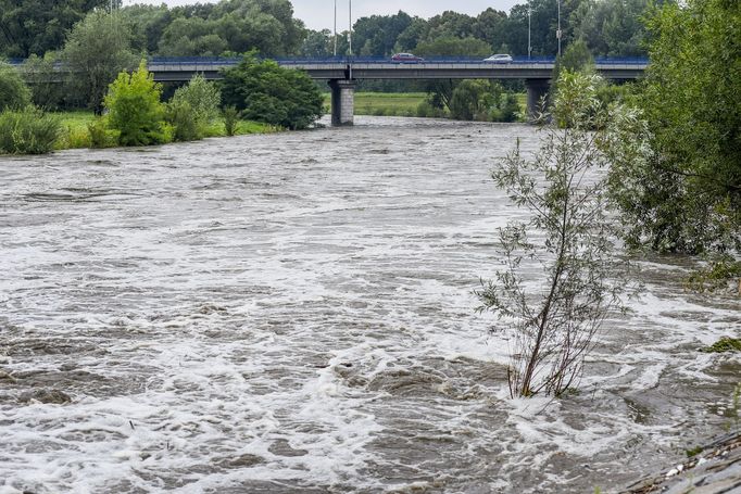 Řeka Olše v Karviné po vydatných deštích vystoupala k prvnímu povodňovému  stupni. 18. 7. 2018.