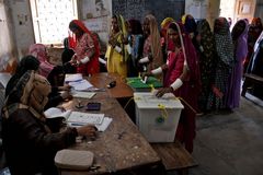 Volby v Pákistánu provázelo násilí. Vláda pozastavila fungování mobilních sítí