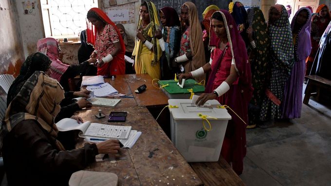Na bezpečnost hlasování v Pákistánu dohlíží na 600 tisíc policistů, vojáků a členů polovojenských sil.