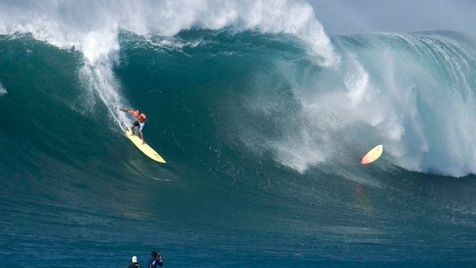 Na havajské vlně: surfaři sjíždějí dvanáctimetrové vlny