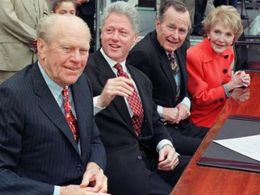 Ford, Clinton, Bush... trojice amerických prezidentů.