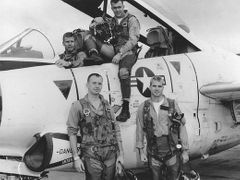 John McCain (zcela vpravo) se členy své letky ve Vietnamu. V roce 1967 byl nad Hanojí sestřelen, do roku 1972 byl vězněn.